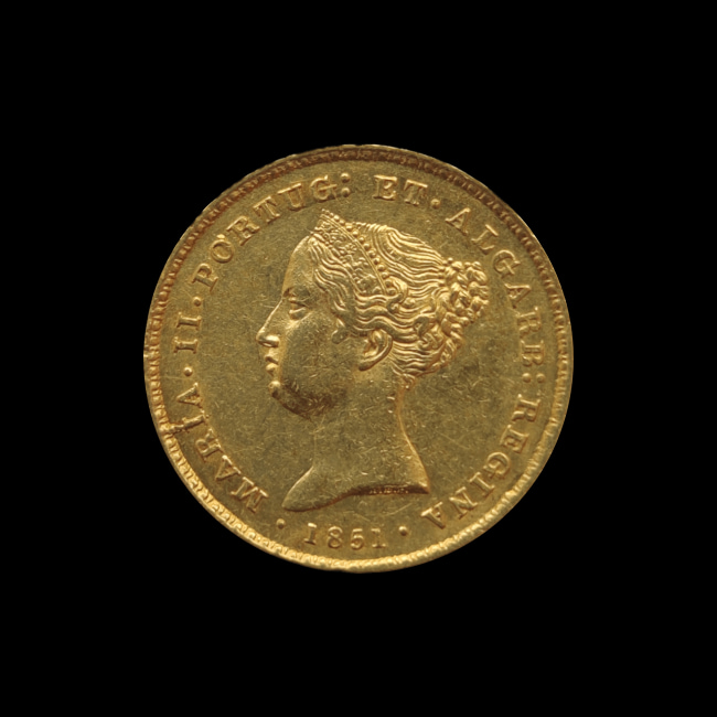 Portugal — 2.500 Réis — Ouro — 1851 — Real histórico — Maria II — anverso